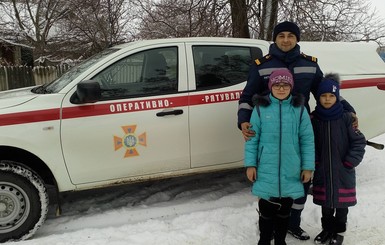 В Краматорске спасатель в свой выходной вытащил провалившихся под лед школьниц
