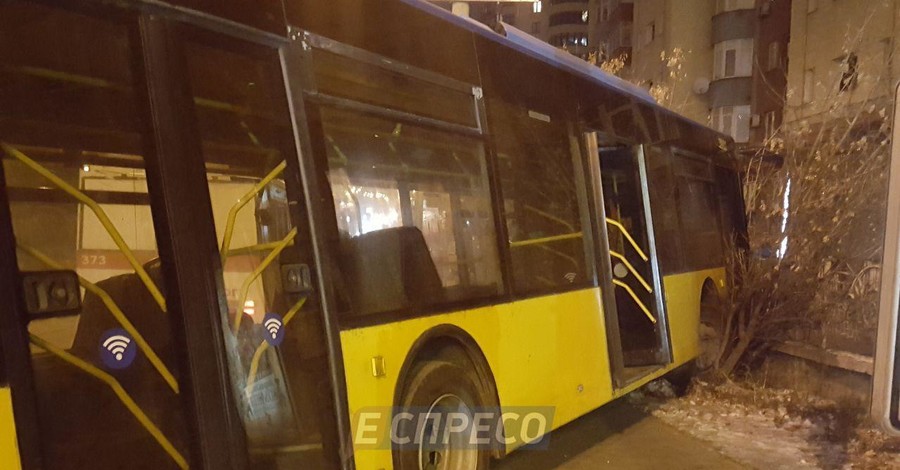 В Киеве троллейбус вылетел на пешеходную часть и врезался в ограждение