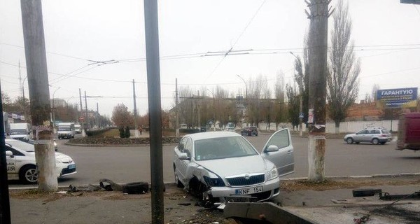 В Николаеве пьяный сотрудник автомойки разбил машину клиента