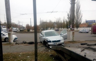 В Николаеве пьяный сотрудник автомойки разбил машину клиента