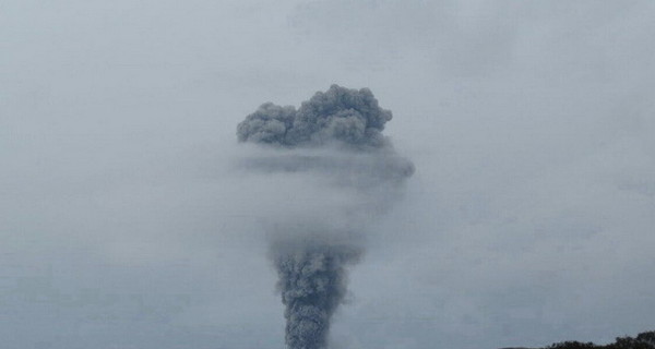 Туристы подошли вплотную к жерлу вулкана, чтобы снять извержение