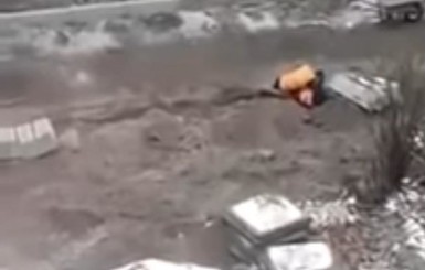 Двое коммунальщиков подрались и продолжили ремонтировать дорогу в Киеве