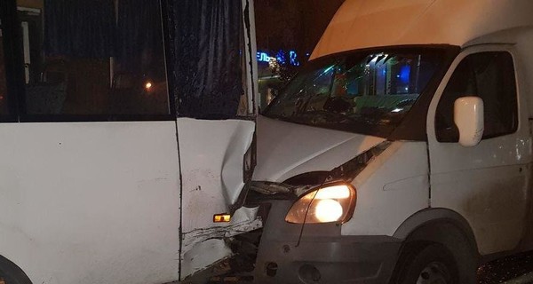 В Николаеве столкнулись две маршрутки, пострадали 4 человека