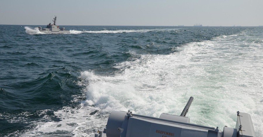 Российский пограничный корабль врезался в украинский буксир в Азовском море