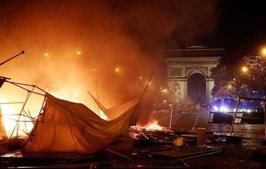Париж в огне: протестующие строят баррикады и жгут машины