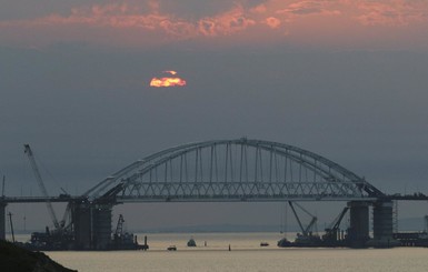 Украинские корабли прошли через арку Керченского моста