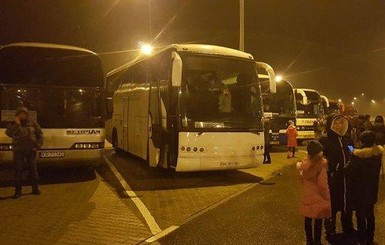 Три автобуса с детьми застряли на границе Украины из-за протестов евробляхеров