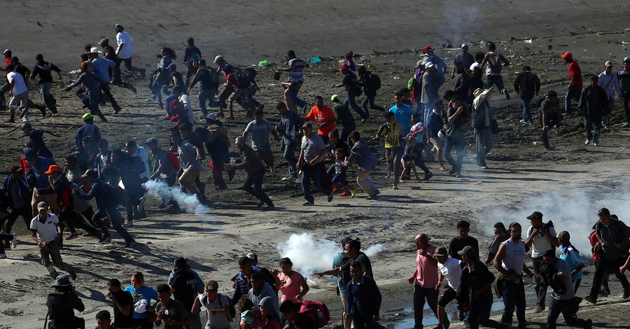 Сотни мигрантов штурмовали границу Мексики и США