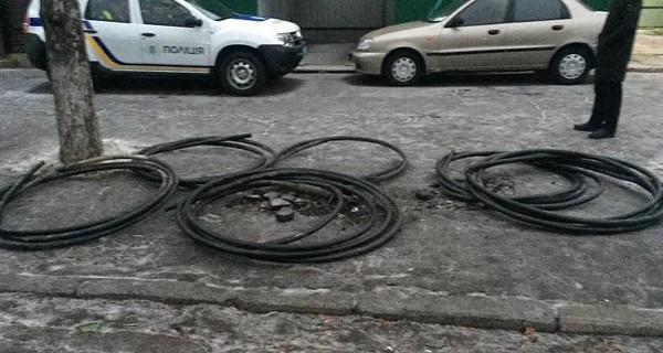В Киеве трое мужчин украли кабель правительственной связи