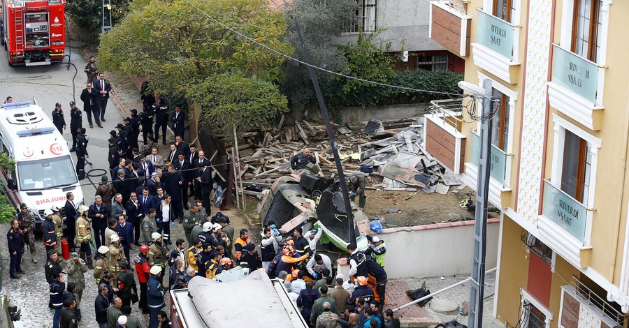 В Стамбуле военный вертолет упал посреди жилого квартала