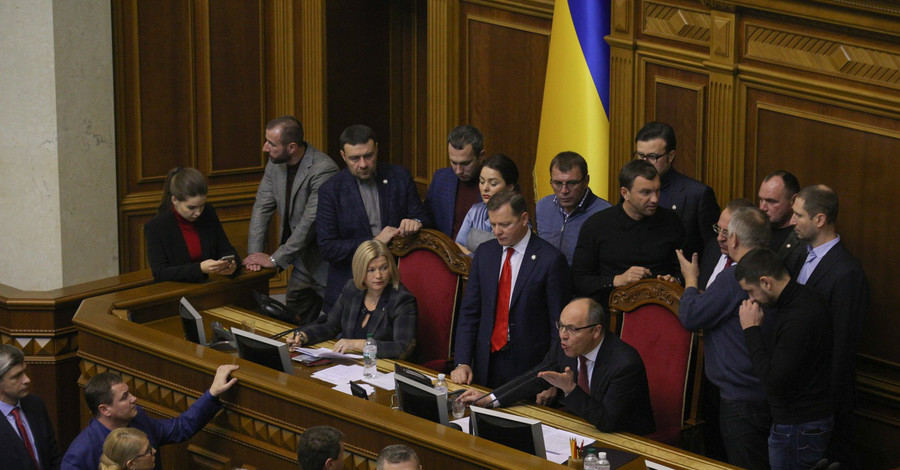Верховная Рада проголосовала за введение военного положения в 10 областях: хроника