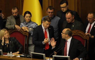 Депутаты заблокировали трибуну Верховной Рады: требуют консультаций с Порошенко