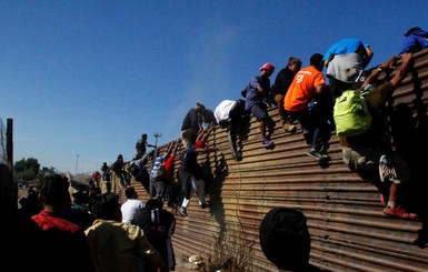 Мигранты из Гондураса подошли к границе США и пытались взять ее штурмом
