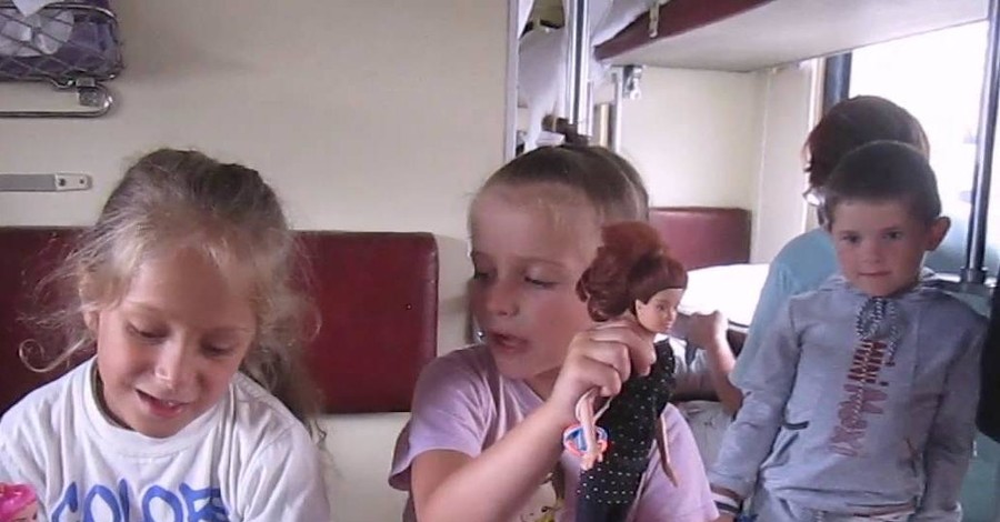 13 детей обратились за медицинской помощью после путешествия на поезде 