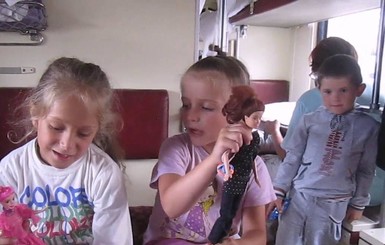 13 детей обратились за медицинской помощью после путешествия на поезде 
