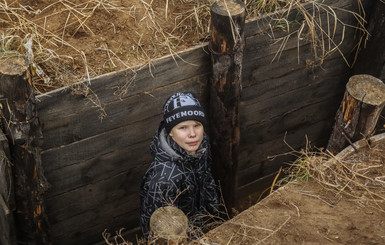 Подростки под Мариуполем копают окопы – нужно ли втягивать детей в войну