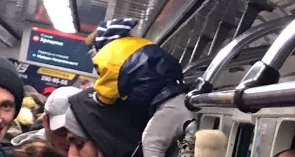 В киевском метро катают обезьян