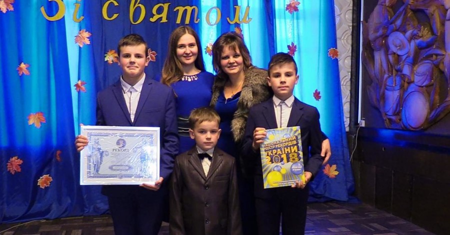 В Харьковской области мать и ее три сына подняли штангу 2324 раза
