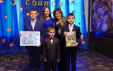 В Харьковской области мать и ее три сына подняли штангу 2324 раза