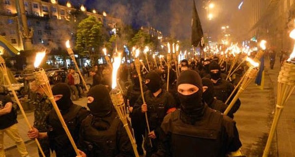 В Киеве началось факельное шествие в память о Евромайдане