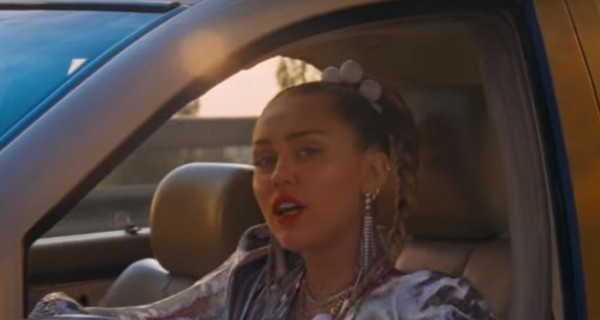 Майли Сайрус сбегает от полицейских в Киеве в новом клипе