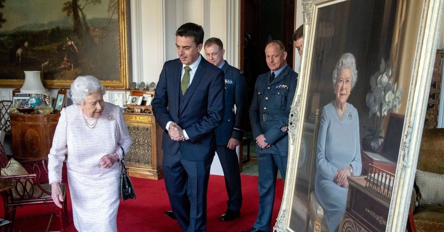 В Винздорском замке повесили новый портрет королевы Елизаветы II