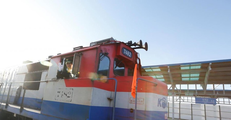 Впервые за десять лет из Южной Кореи в КНДР отправился поезд