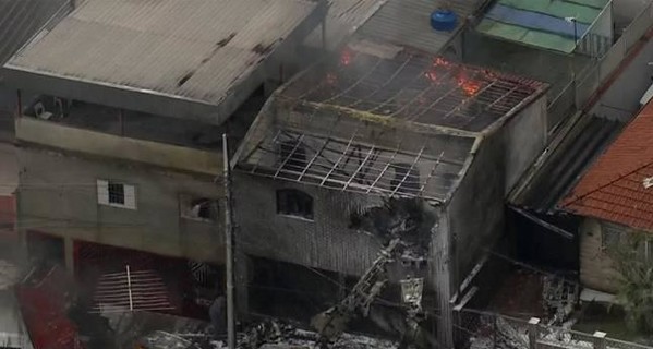 В Бразилии самолет рухнул на жилые дома