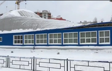 В Вишневом после снегопада обрушилась крыша спортзала 