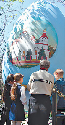 В Севастополе установили самое большое в СНГ пасхальное яйцо  