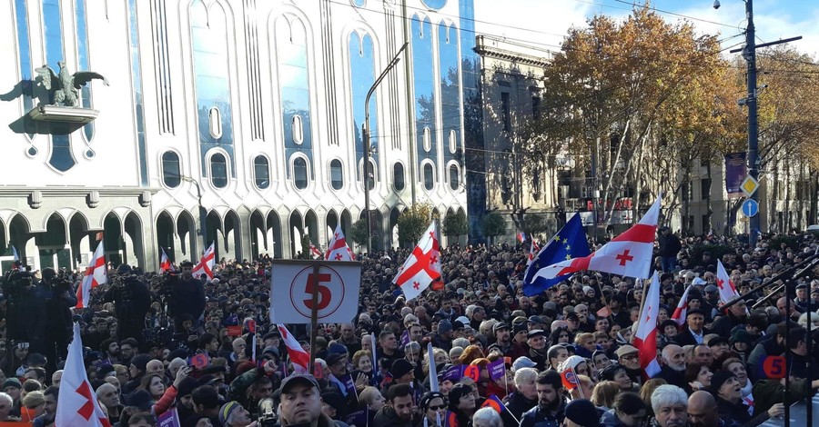 В Грузии протестуют против нового президента, есть задержанные украинцы