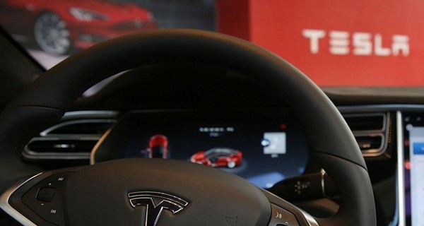 Пьяный водитель поставил Tesla на автопилот и уснул на скорости 100 км/ч