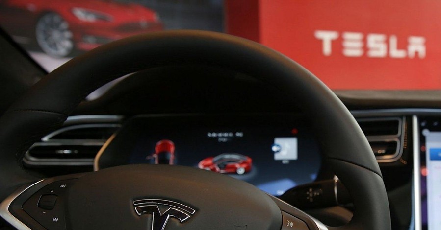 Пьяный водитель поставил Tesla на автопилот и уснул на скорости 100 км/ч