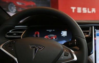 Пьяный водитель поставил Tesla на автопилот и уснул на скорости 100 км/ч