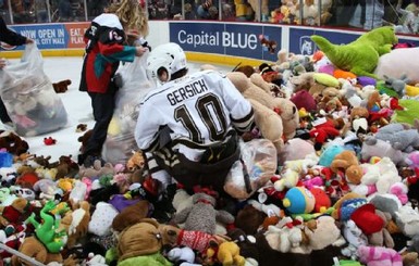 В США хоккейные болельщики выбросили на лед 35 тысяч игрушек