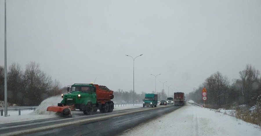 В 7 областях Украины проблемы на дорогах из-за гололеда