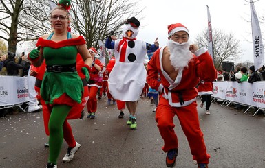 По центру Ливерпуля пробежали пять тысяч Санта-Клаусов