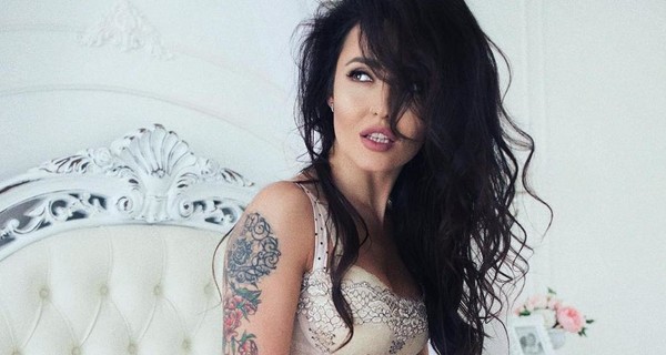 Анна Добрыднева сделала маме тату собственноручно