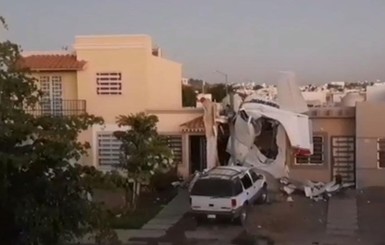 В Мексике самолет рухнул на жилой дом