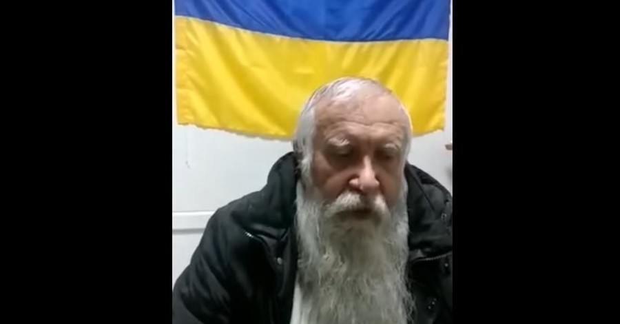 Пенсионер расклеивал плакаты с Януковичем, но его поймали и сделали 