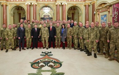 Первые лица страны поздравили украинских военных с праздником