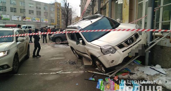 В Киеве со стрельбой ограбили авто – оно вылетело на лестницу