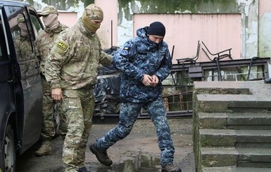 У одного задержанного РФ украинского моряка оторвало пальцы, у другого - травмы ног