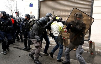 Протесты в Париже: в ход пошел слезоточивый газ, задержаны 514 демонстрантов