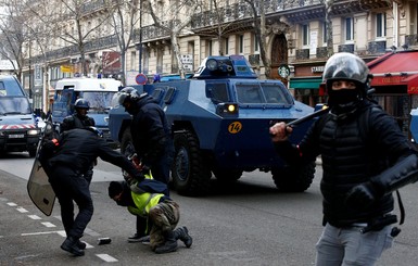 Погромы в Париже: слышны взрывы, горят машины