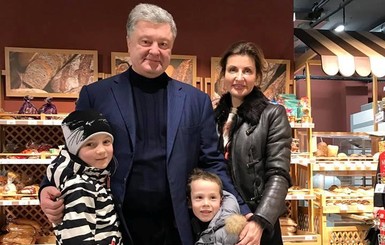 Очередной выход Порошенко в люди: теперь он сфотографировался в супермаркете