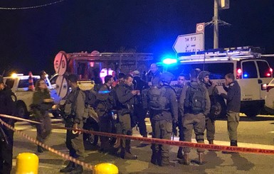 В Израиле обстреляли людей на остановке: пострадали семеро, включая беременную