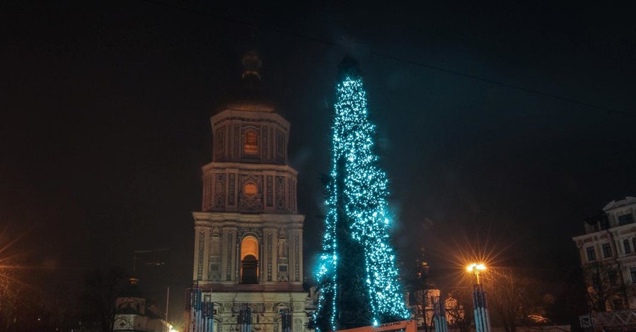 На Софийской площади начали украшать главную елку Украины