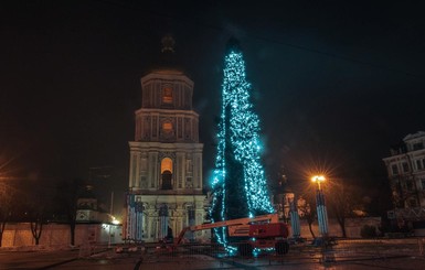 На Софийской площади начали украшать главную елку Украины