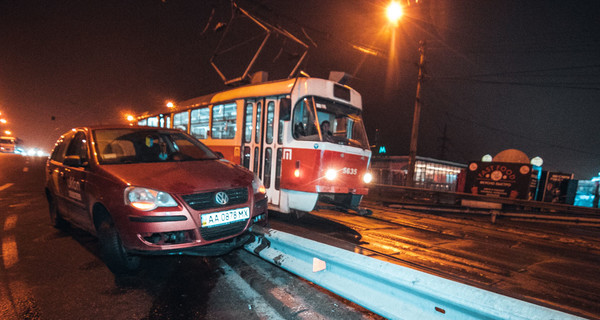 В Киеве такси вылетело с дороги и село днищем на отбойник